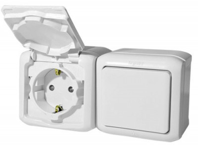 Выключатель с розеткой 2К+З Legrand Quteo, одноклавишный, с подсветкой, 10АX, 70х70 мм (ВхШ), цвет: белый, 2 поста (LEG.782318)