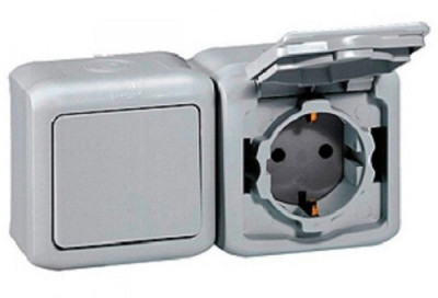 Выключатель с розеткой 2К+З Legrand Quteo, одноклавишный, с подсветкой, 10АX, 70х70 мм (ВхШ), цвет: серый, 2 поста (LEG.782348)