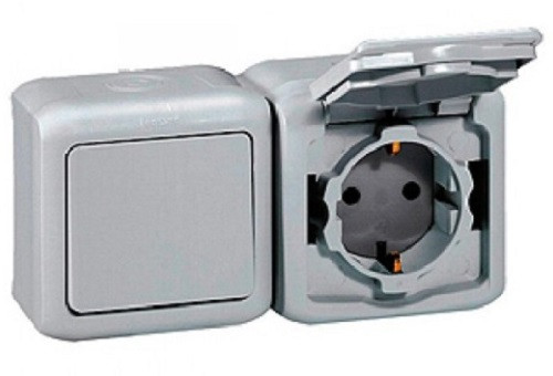 Выключатель с розеткой 2К+З Legrand Quteo, одноклавишный, с подсветкой, 10АX, 70х70 мм (ВхШ), цвет: серый, 2 поста (LEG.782348)