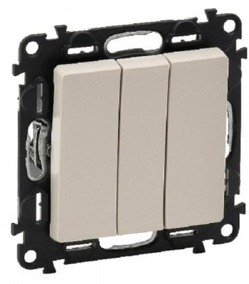 Выключатель Legrand Valena Life, трехклавишный, без подсветки, 10АX, внутренняя, 71х71 мм (ВхШ), цвет: слоновая кость, с винтовыми зажимами (752503)