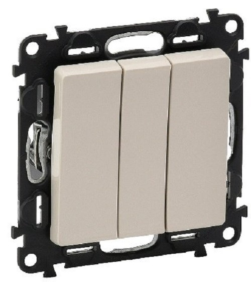 Выключатель Legrand Valena Life, трехклавишный, без подсветки, 10АX, внутренняя, 71х71 мм (ВхШ), цвет: слоновая кость, с винтовыми зажимами (752503)