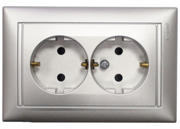 Розетка электрическая Legrand Valena, 2x2к+З, 16А, 65х110 мм (ВхШ), шторки защитные, цвет: блестящий алюминий, рамка, винт, зажимы (770127)