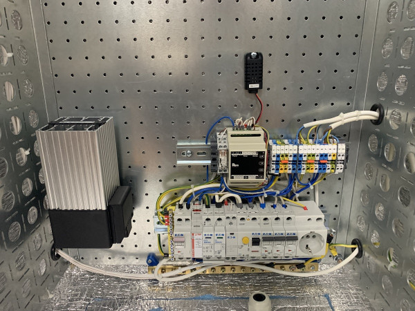 Шкаф уличный всепогодный укомплектованный настенный ЦМО ШТВ-НН-Т1-MC1, IP54, 18U, корпус: сталь нержавеющая, 900х600х500 мм (ВхШхГ), цвет: серый, (с контроллером MC1 и датчиками), с нагревом, с охлаждением