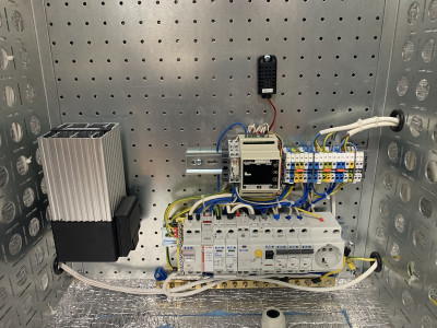 Шкаф уличный всепогодный укомплектованный настенный ЦМО ШТВ-Н-Т1-MC1, IP54, 15U, корпус: сталь, 750х600х500 мм (ВхШхГ), цвет: серый, (с контроллером MC1 и датчиками), с нагревом, с охлаждением