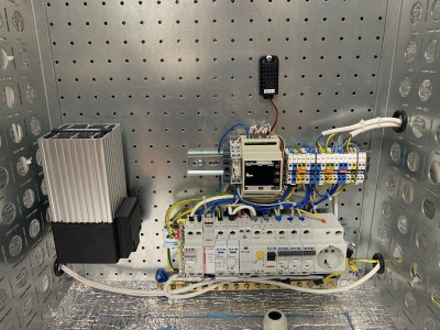Шкаф уличный всепогодный укомплектованный настенный ЦМО ШТВ-Н-Т1-MC1, IP54, 12U, корпус: сталь, 600х600х500 мм (ВхШхГ), цвет: зелёный мох, (с контроллером MC1 и датчиками), с нагревом, с охлаждением